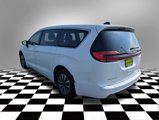 Used 2024 Chrysler Pacifica Select image 5