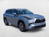 Used 2023 Toyota Highlander XLE image 3