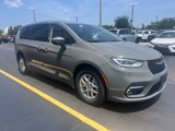 Used 2023 Chrysler Pacifica Touring-L image 5