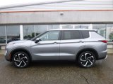Used 2024 Mitsubishi Outlander SE image 2