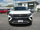 Used 2024 Volkswagen Taos SE w/ Panoramic Sunroof Package image 3