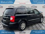 Used 2016 Chrysler Town & Country Touring image 4