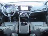 Used 2025 Chrysler Pacifica Limited image 3