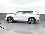 New 2025 Mitsubishi Outlander SE image 2