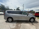 Used 2017 Chrysler Pacifica Touring image 4