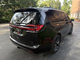 Used 2021 Chrysler Pacifica Limited w/ Uconnect Theater Family Group image 5