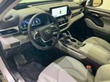 Used 2025 Toyota Highlander Platinum image 2