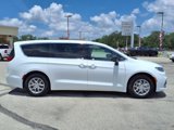 New 2025 Chrysler Pacifica Select image 2