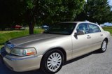 Used 2005 Lincoln Town Car Signature Limited image 3