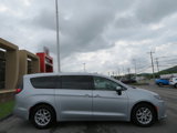Used 2023 Chrysler Pacifica Touring-L image 2