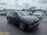 Used 2024 Toyota Highlander FWD image 2
