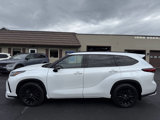 Used 2023 Toyota Highlander AWD image 3