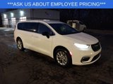 New 2025 Chrysler Pacifica Select image 2