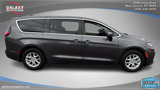 Used 2023 Chrysler Pacifica Touring-L image 4