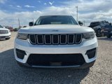 Used 2023 Jeep Grand Cherokee Laredo image 3