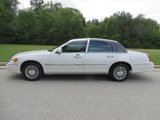 Used 2000 Lincoln Town Car Signature image 2