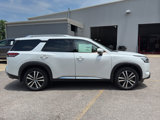 New 2025 Nissan Pathfinder Platinum image 2