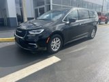 Used 2023 Chrysler Pacifica Touring-L image 4