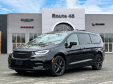 Used 2021 Chrysler Pacifica Limited w/ Uconnect Theater Family Group image 2
