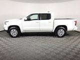 Used 2022 Nissan Frontier SV image 2