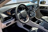 Used 2023 Chrysler Pacifica Limited image 2