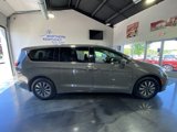 Used 2022 Chrysler Pacifica Touring-L w/ Uconnect Theater Family Group image 2