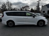 Used 2024 Chrysler Pacifica Select image 3