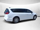 New 2025 Chrysler Pacifica Select image 4