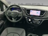 New 2025 Chrysler Pacifica Select image 2