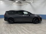 Used 2023 Chrysler Pacifica Touring-L image 2