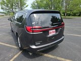 Used 2023 Chrysler Pacifica Touring-L image 3