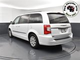 Used 2015 Chrysler Town & Country Touring image 4