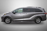 Used 2021 Toyota Sienna XLE image 3