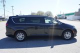 Used 2023 Chrysler Pacifica Touring-L image 4