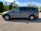 Used 2022 Chrysler Pacifica Touring-L image 2