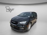 New 2025 Chrysler Pacifica Select image 3