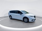 Used 2024 Chrysler Pacifica Touring-L image 2