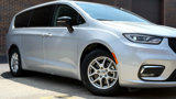 Used 2024 Chrysler Pacifica Touring-L image 2