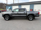 Used 2017 Toyota Tacoma TRD Off-Road image 2