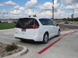 Used 2023 Chrysler Pacifica Touring-L image 3