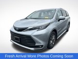 Used 2025 Toyota Sienna XLE image 2