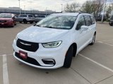 Certified 2022 Chrysler Pacifica Touring-L image 3
