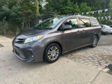 Used 2018 Toyota Sienna XLE image 2