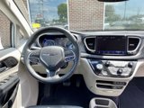 Used 2022 Chrysler Pacifica Touring-L image 3