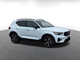 Used 2024 Volvo XC40 B5 Core image 2