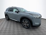 New 2025 Nissan Pathfinder Platinum image 3