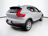 Used 2022 Volvo XC40 T5 Momentum image 5