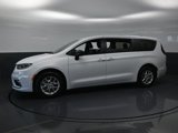 New 2025 Chrysler Pacifica Select image 2