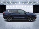 Used 2023 Mitsubishi Outlander SE image 2