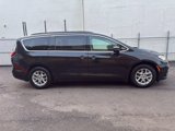 Used 2022 Chrysler Pacifica Touring-L image 4